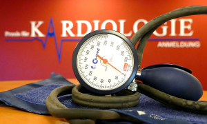 Dr Koch Schneider Kardiologe Praxis-fuer-Kardiologie-Eutin Blutdruckmanschette
